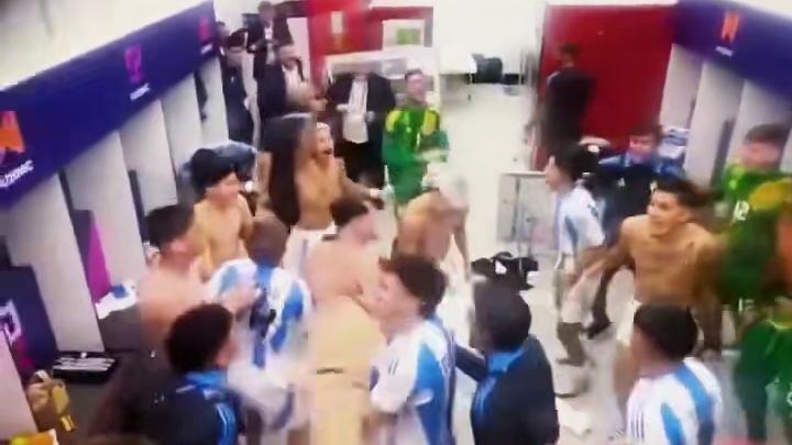 狂欢世青赛阿根廷1比0哥伦比亚晋级决赛，球员们在更衣室疯狂庆祝