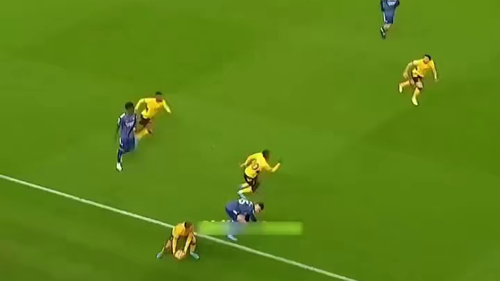 5秒钟连吃2张黄牌 马丁内利这表现该如何评价？"足球