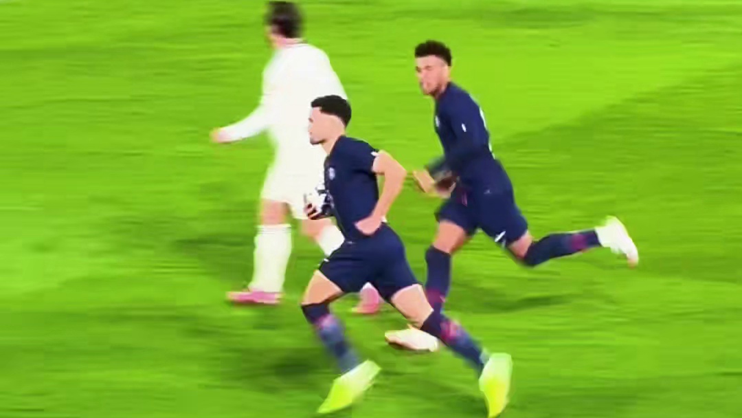 贡萨洛拉莫斯和恩里克手势交流，示意谁主罚点球