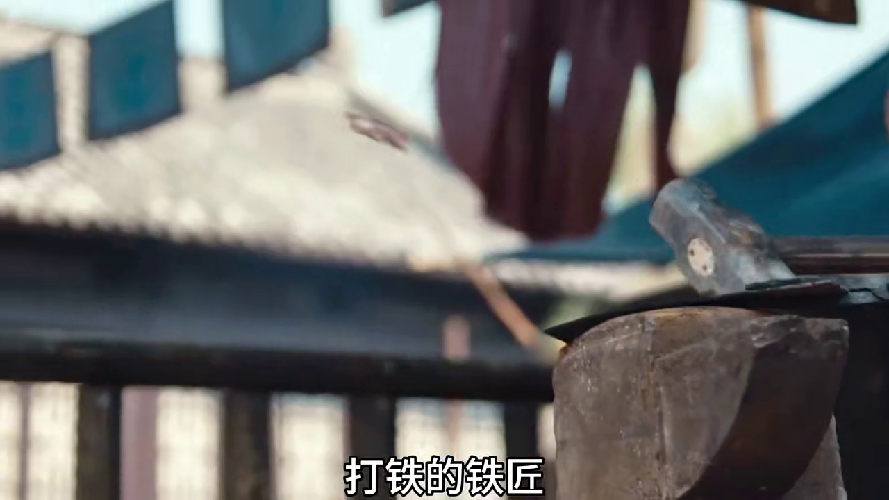 男人在表演飞刀时，竟意外引发了一场爆炸