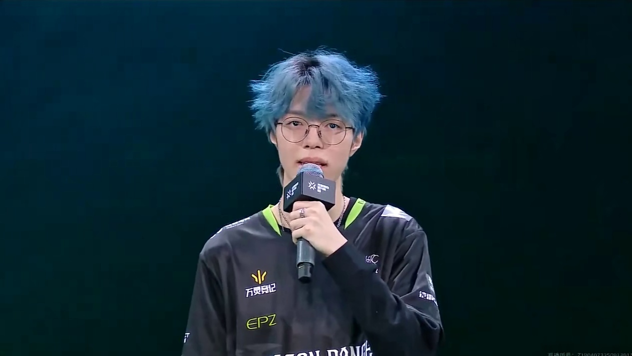 赛后采访Flex1n：昨天赛后立刻进行了复盘，自己更在意来自场下的压力