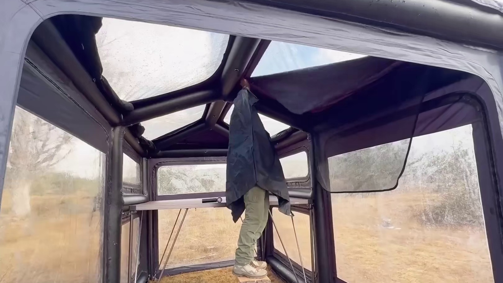 第1集：暴雨天露营，在野外搭建帐篷，烤火度过寒冷雨夜