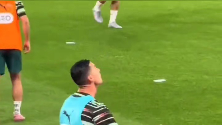 赛前热身时C罗在球迷面前展示高空停球 #足球#