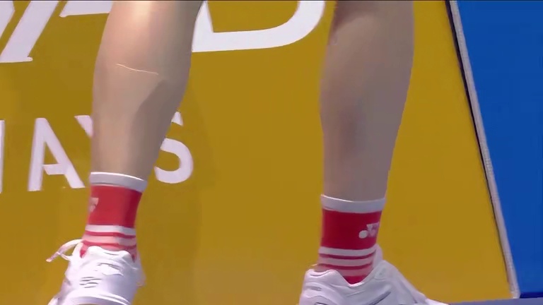 陈雨菲崴脚仍坚持比赛，这精神令人敬佩