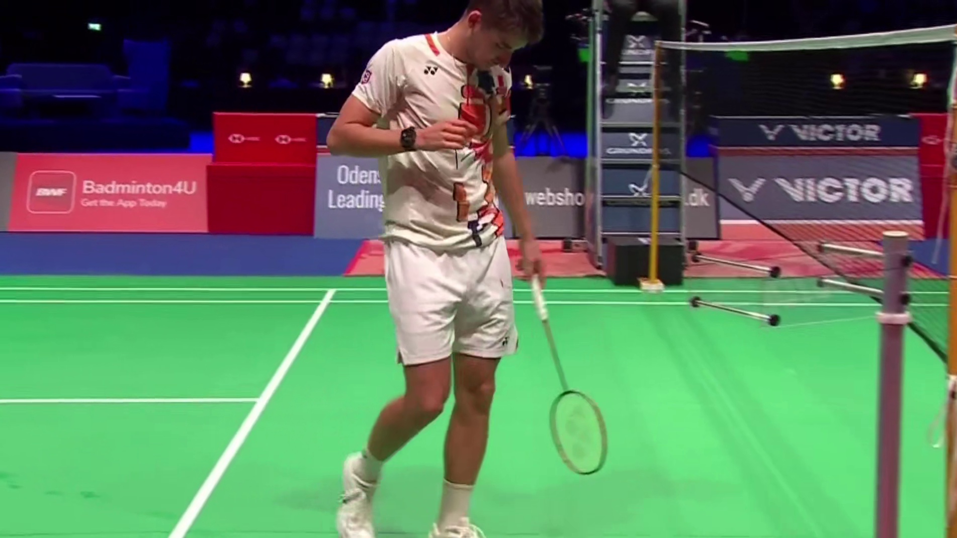 决胜局小波波夫韧劲十足，石宇奇连续进攻和防守转换，成功晋级四强