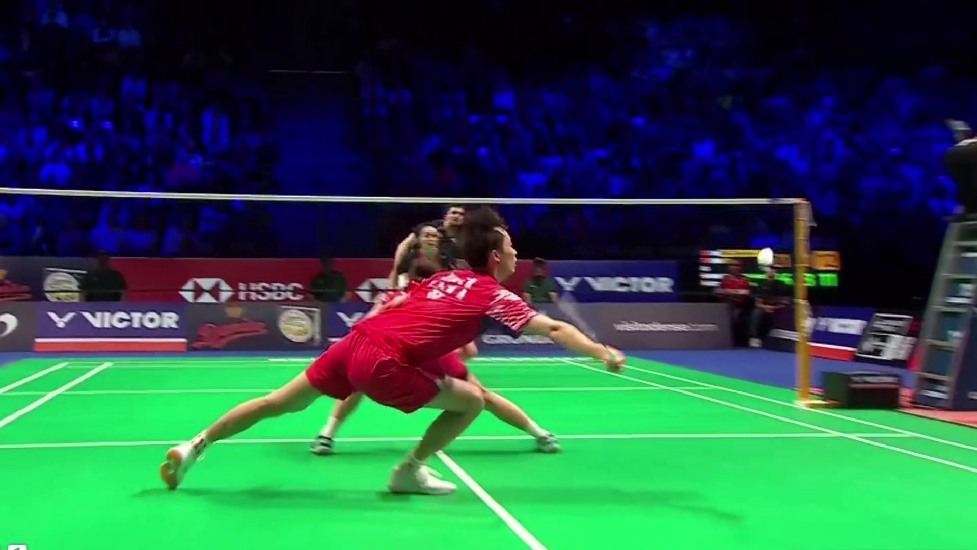 丹麦组合开局取得领先，丫邦凭后杀前封配合，连得2分以2-1险胜，晋级半决赛