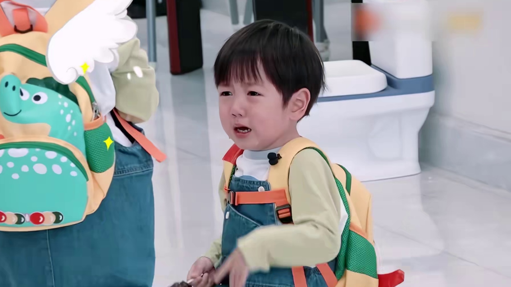 原来世上真有天使宝宝，三胞胎哥哥被弟弟打却不还手