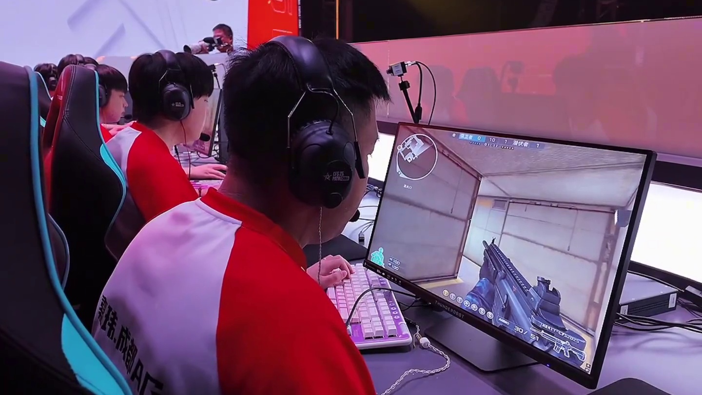 嘉伟小镇 极致定位四鲨 #穿越火线 #2025CFS #2025cfs中国区预选赛 #EDG挑战成都