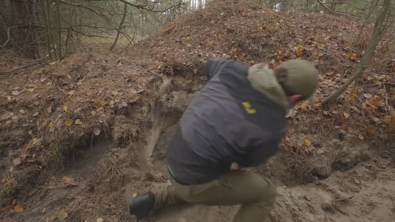 第1集：冰天雪地的天气，男人在野外给自己搭建了舒适的小屋