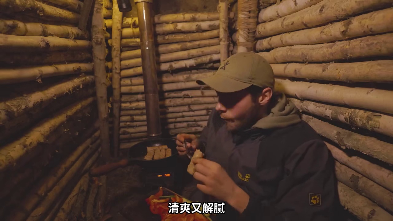 第2集：冰天雪地的天气，男人在野外给自己搭建了舒适的小屋