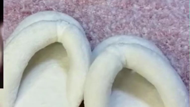 师徒4人都在 那白龙马呢  跟唐僧打麻将的女人是谁？