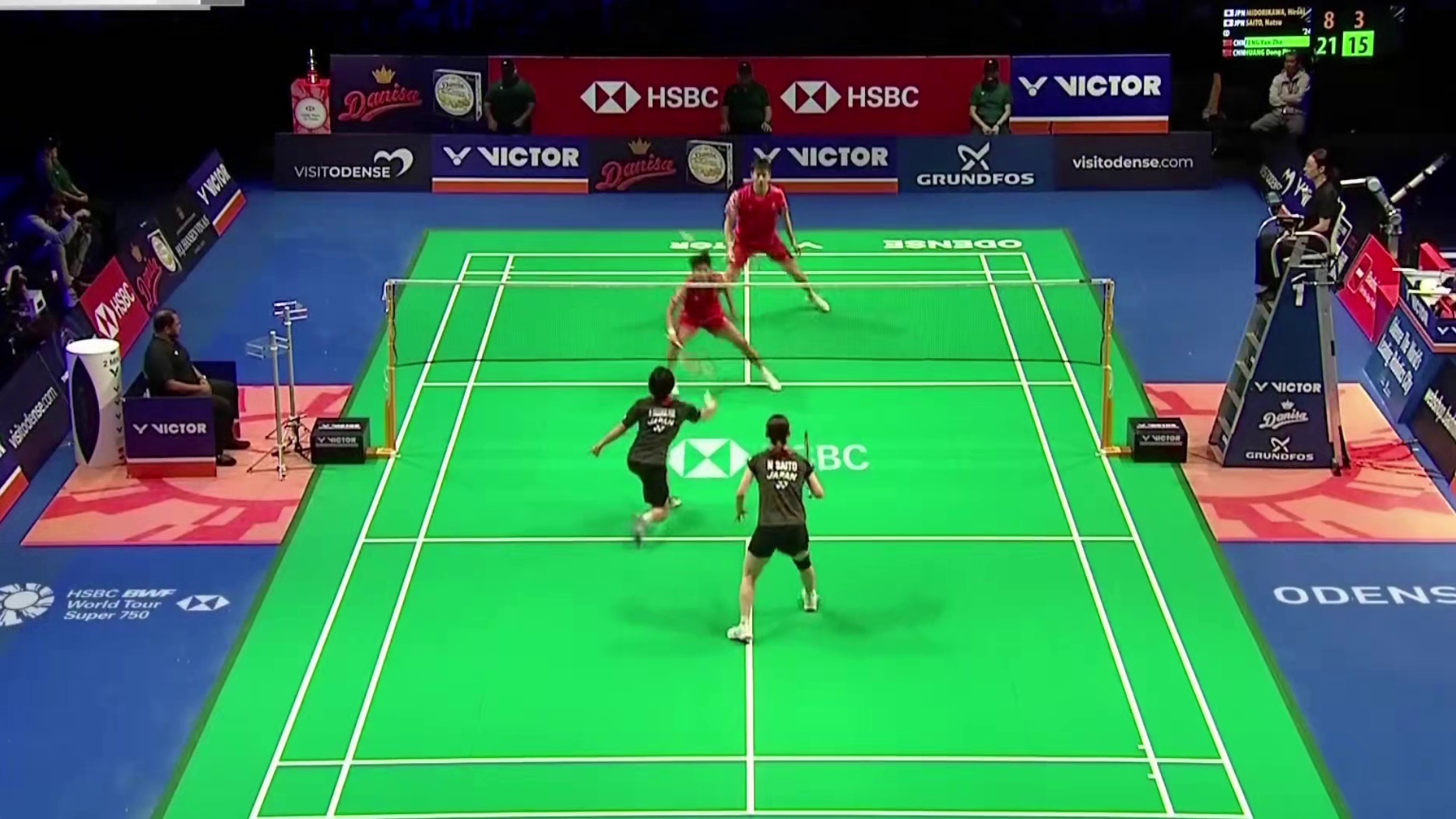 凤凰轰出10-0的完美开局，凭网前封堵和后场劈杀，总比分2-0横扫晋级