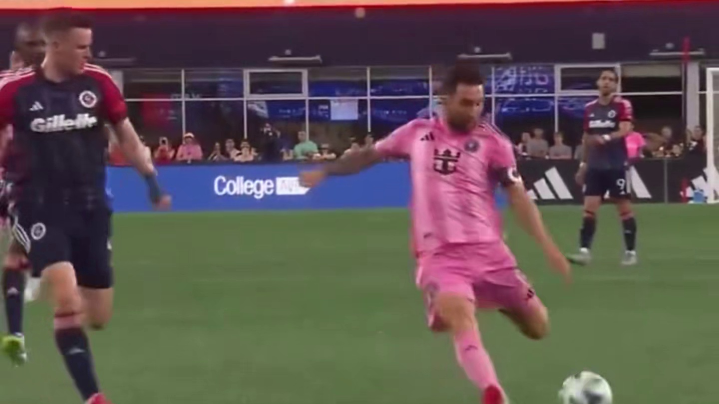 迈阿密国际对阵新英格兰革命，梅西半场梅开二度