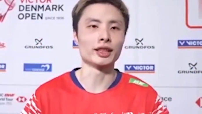 一场比赛火药味十足，安赛龙发球问题再次引发争议。 #羽毛球