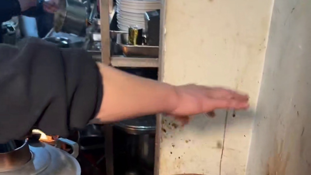 资阳路边摊的炭火烤牛肉串，太霸道了