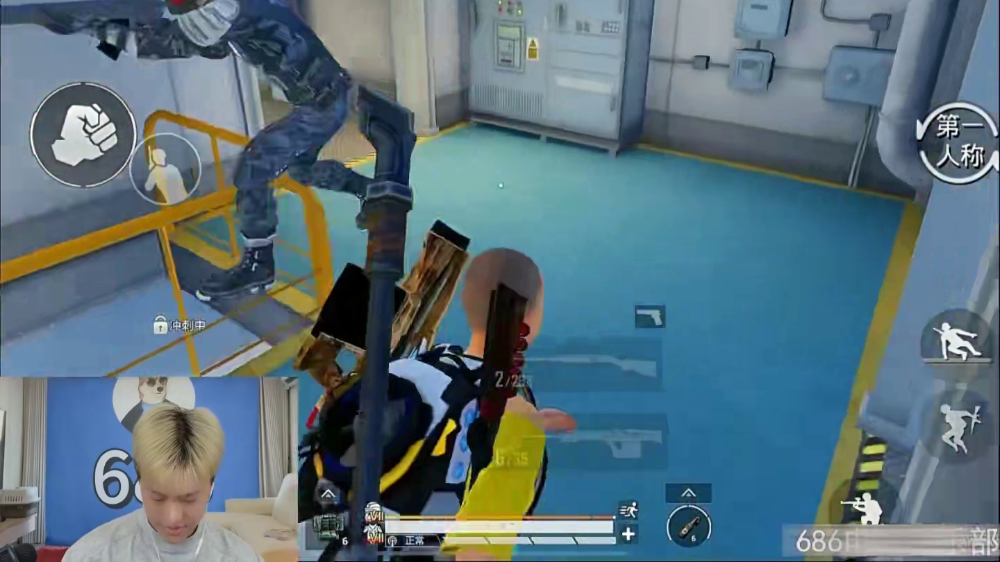 小新被机甲追到潜艇躲避,最后守在出口极限反杀#只玩喷子的小新 #和平精英吃鸡四排节 #和平地铁周末铁