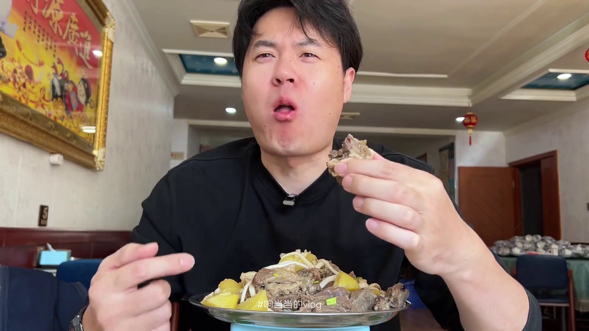 一个人二斤炖山羊肉，大口吃肉太爽啦！ #鄂尔多斯美食 #寻味烟火气 #需要大声安利的烟火气美食 #心