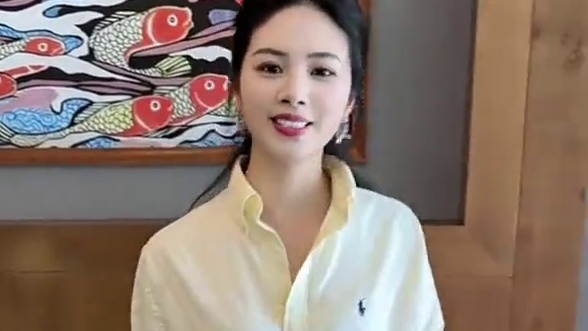 一个男人真正爱你的现状，不是轰轰烈烈的，反而是隐性的、是沉默的、是细水长流的、是踏踏实实的，因为爱的出现，很多情况下是一种下意识的本能，它不仅仅是看到你的闪光点，也能够接受你的阴暗面，他从不要求你有多么的完美，而是理性的去接纳你的不完美，乐观的去预想无数个未知的未来，做出最坏的打算，就算他看到了你的缺陷，也还能够去非常坚定的选择你和你走下去