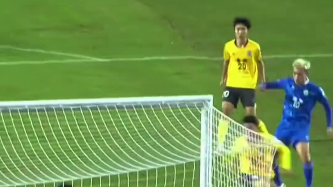 南哥率先发难！冯伯元头球摆渡，滕帅凌空推射破门，南京队1-0领先泰州队！