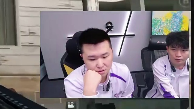 各大职业主播们看，欧欧鹰眼苏醒HK417突破四杀开秒，全员看的卧槽