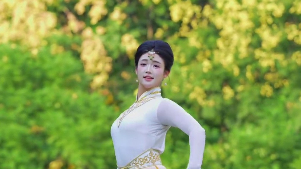 草原妹妹来咯我的红马鞍在哪里