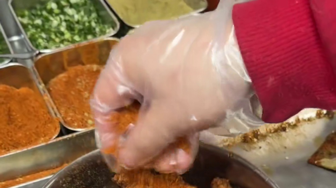 饭搭子拿压岁钱给我买的一大盆香喷喷炸鸡翅根吃到了！！