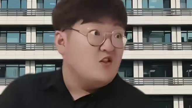 从法院出来之后 被告的父亲很生气  你只是没有了妈妈