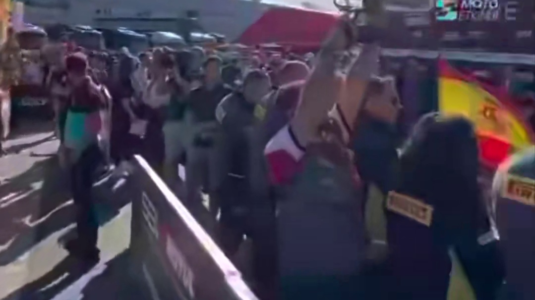 关于WSBK顶级赛事中的碰撞解析 两名都是WSBK最顶级的车手 英雄之间的惺惺相惜还是存在的 也恭喜