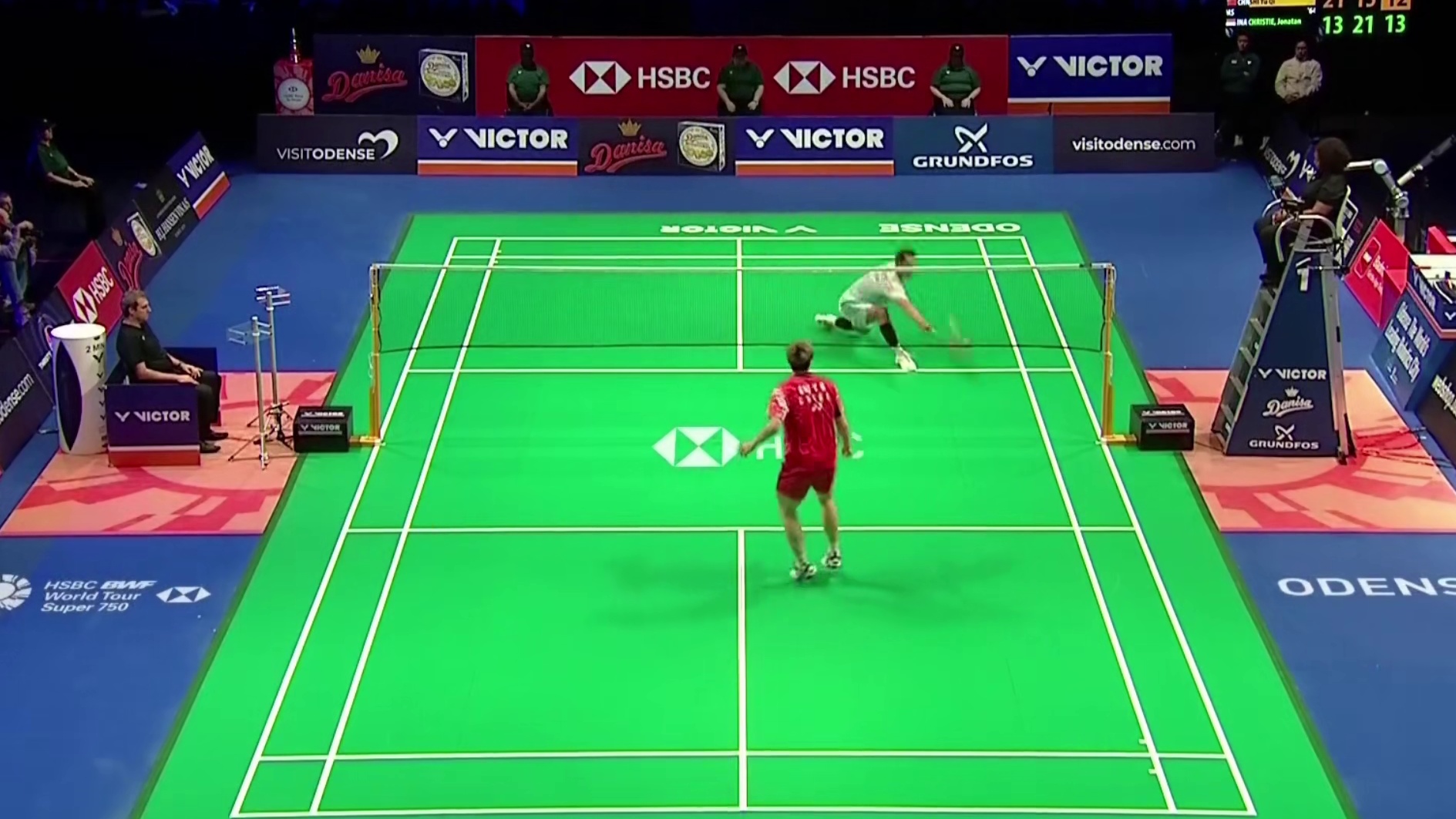 石宇奇开局不利，失误增加，局末阶段连续丢分，最终乔纳坦以21-15锁定冠军