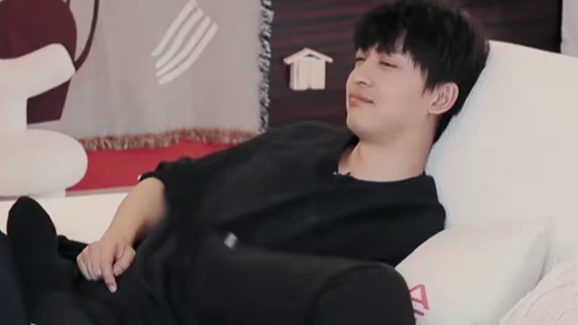 李晟让李佳航闻自己的脚