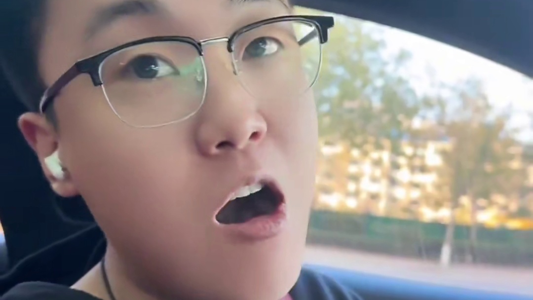 我还以为来给我搞节目效果.这是连麦是来耍着我玩呢《别废话全充 大哥非常热情，我说出送他81瑜的时候，看大哥激动的嘴唇都颤抖٩(๑o๑)۶！哈哈哈(oзo)