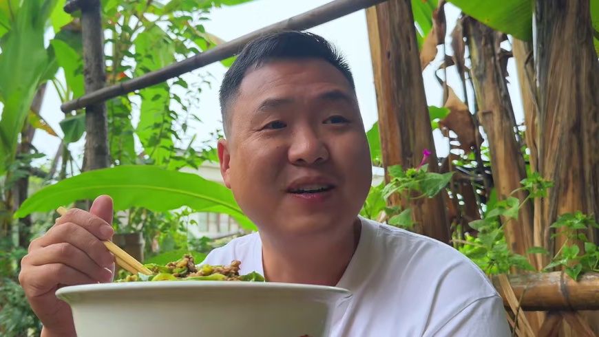 土辣椒炒牛肉，大哥吃了两口辣得受不了了！ #下饭菜 #我的乡村生活 #乡村美食 #乡村味道 #太好吃