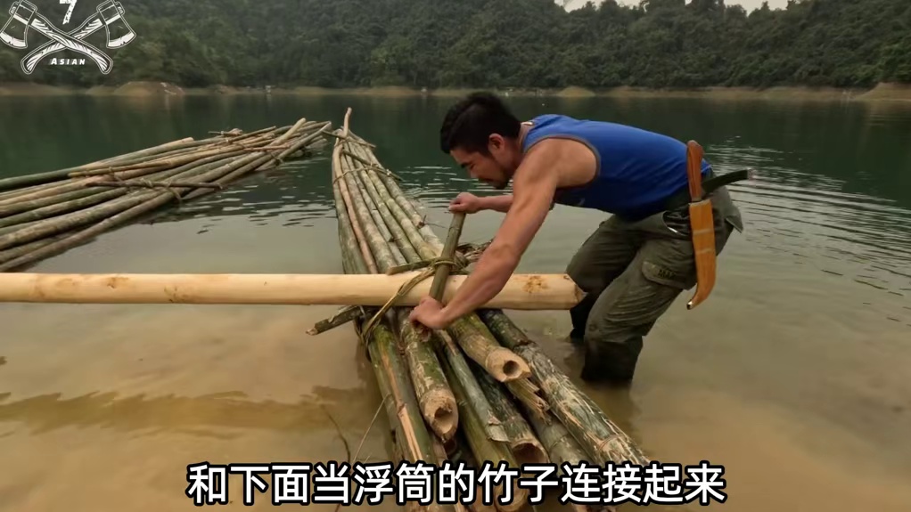 现实版木筏求生，男人耗时一年时间，在水上搭建梦想家园