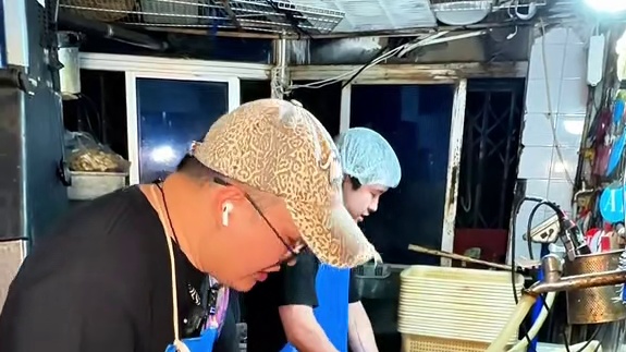 谁能想到，我本就是个来吃鱼的顾客，结果莫名其妙的的打了一份杀鱼的工#宝藏小店 #寻味烟火气 #吨吨吨