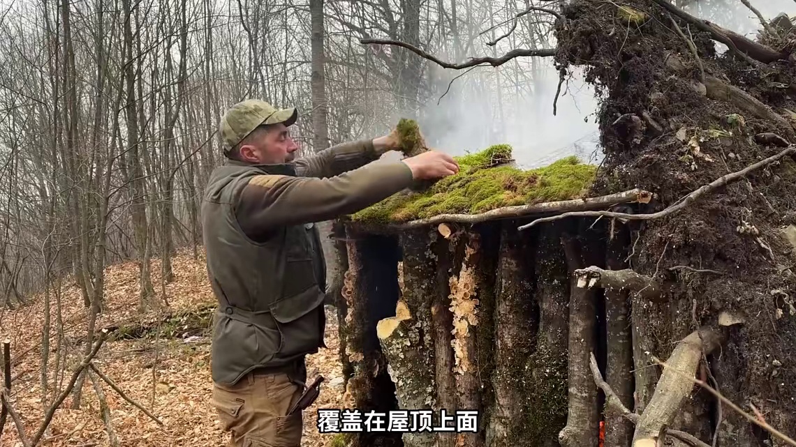 第2集：冰天雪地的天气，男人在一棵枯木下搭建了舒适的小屋