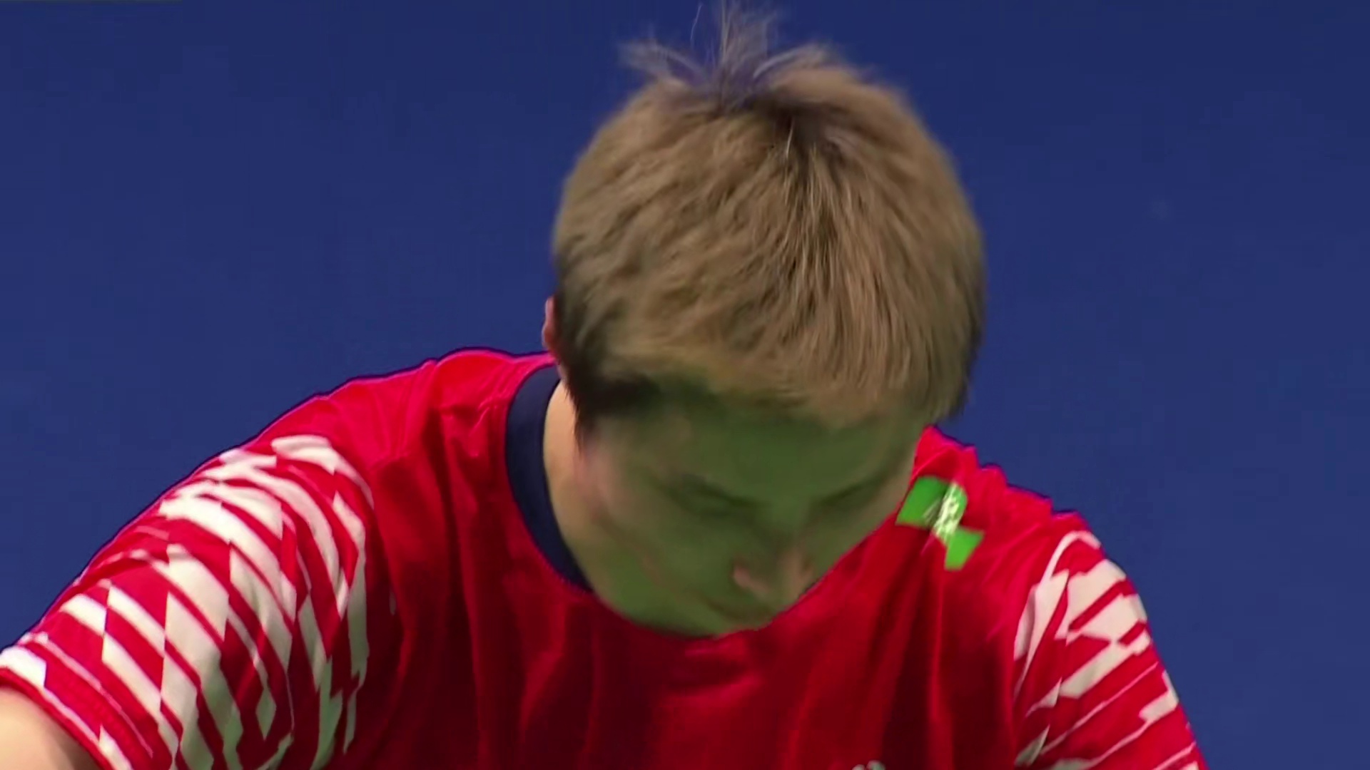 次局石宇奇失误过多，小波波夫展开猛烈反扑，以21-19扳回一城