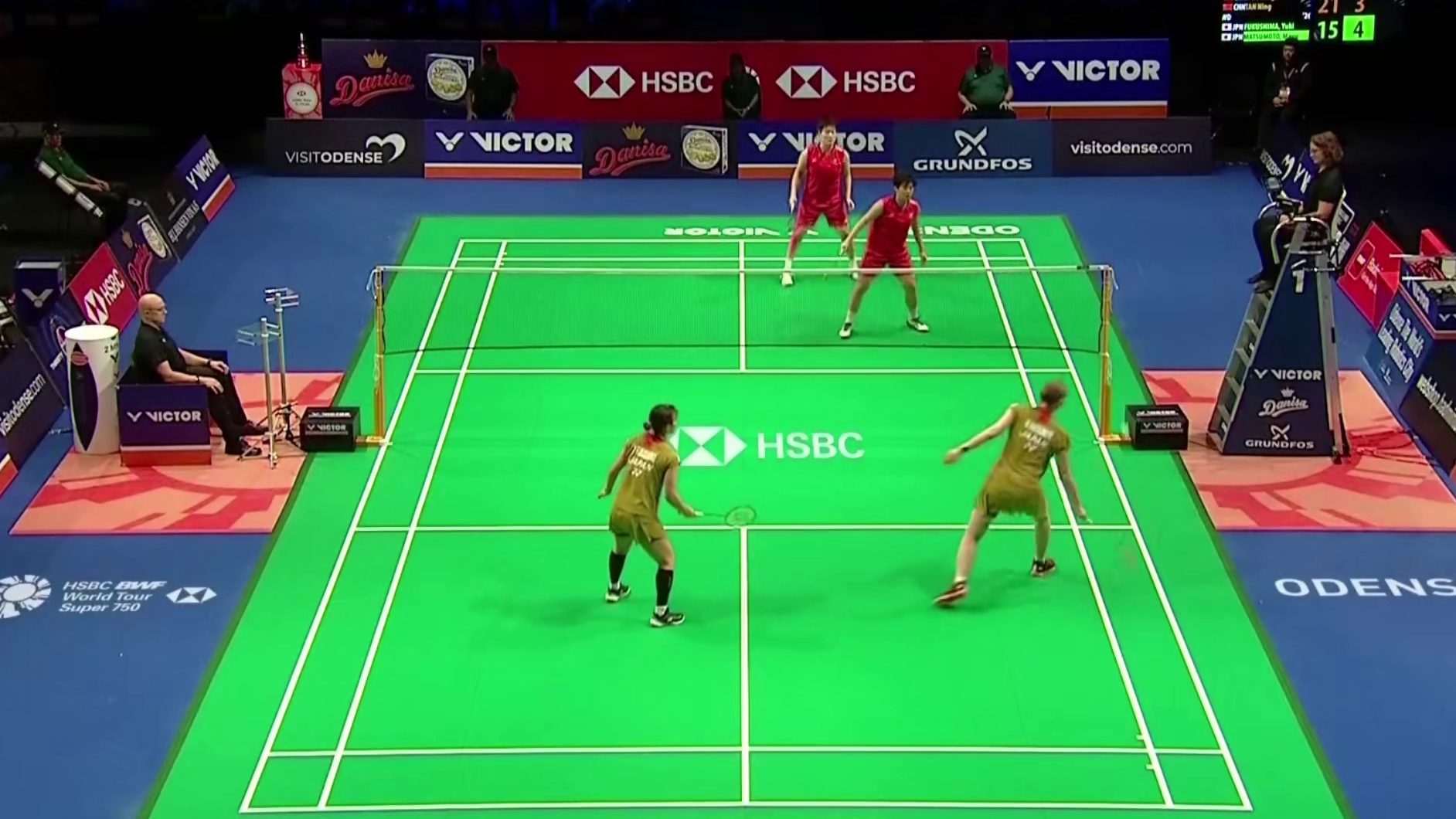 日本组合加强底线防守，减少失误，连续压制圣谭的反手区，以21-15扳回一局