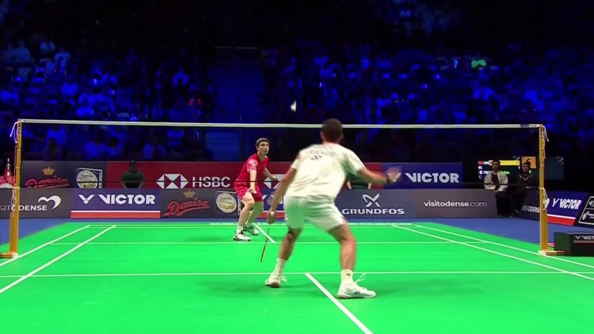 首局小波波夫一度以11-9领先，石宇奇连得5分，建立优势，以21-19拿下首局