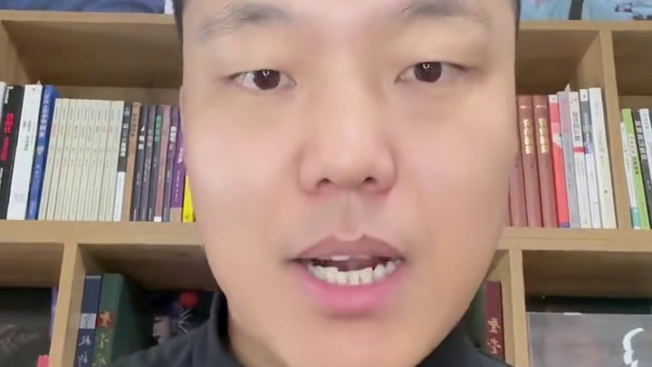 到底谁是真伍佰？居然撞脸正主？ #伍佰 #伍佰演唱会 #他不是伍佰也至少是四百五了 #伍佰乌鲁木齐演