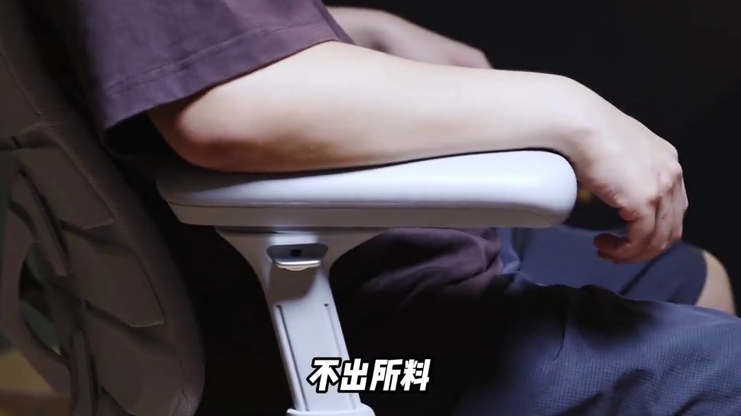 玩家的终极形态就是和椅子焊在一起！清闲动态人机工学椅怎么样？ 搞了一把“清闲”动态人机工学椅。现在的