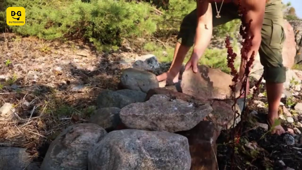 芬兰毛衣哥，在荒岛上利用石头搭建庇护所，露营过夜。#荒野建造 #野外生存 #露营 #荒野求生 #解压