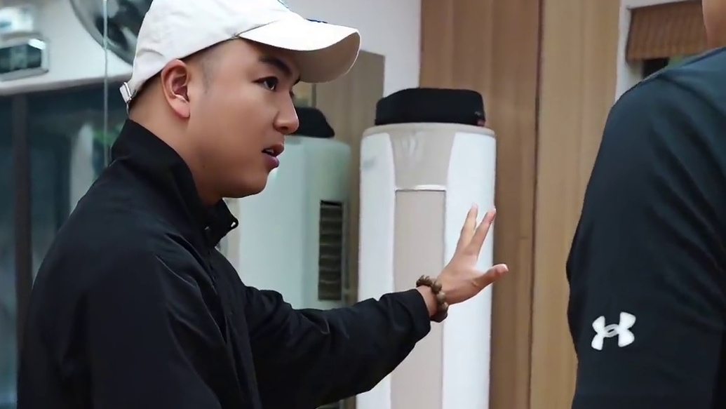 劈拳似斧性属金，金隐于内鼻通肺 