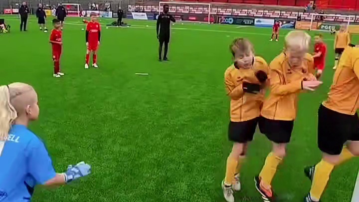 年仅7岁的小女孩就有高球商和天赋#足球