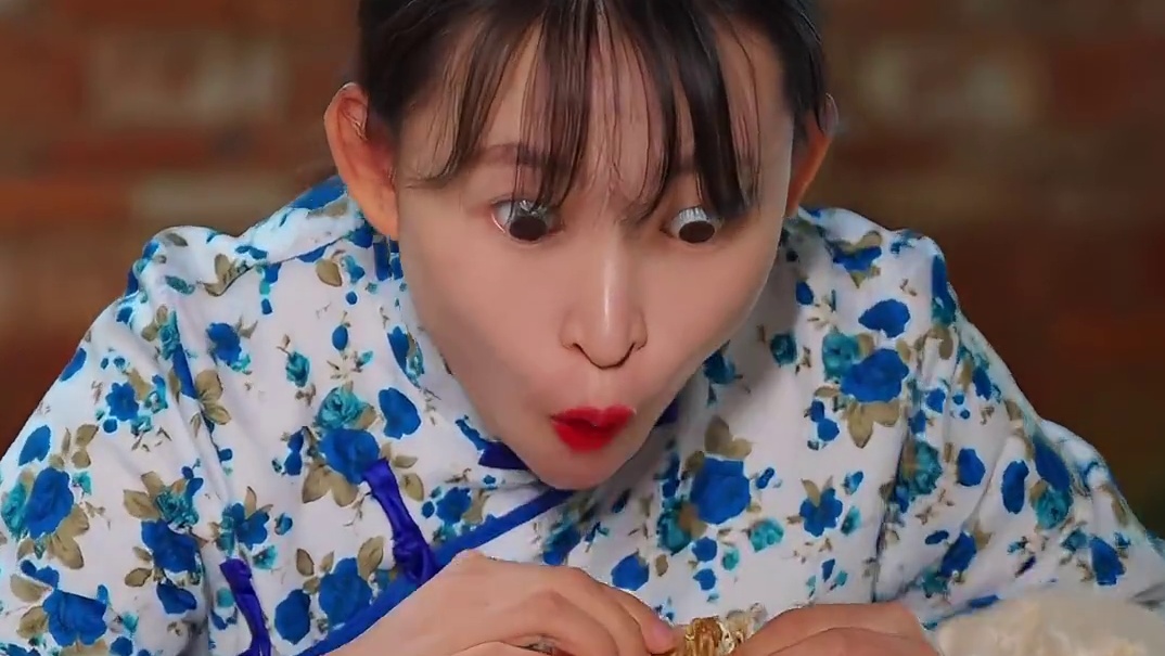 她俩吃席的样子，像不像某个亲戚？