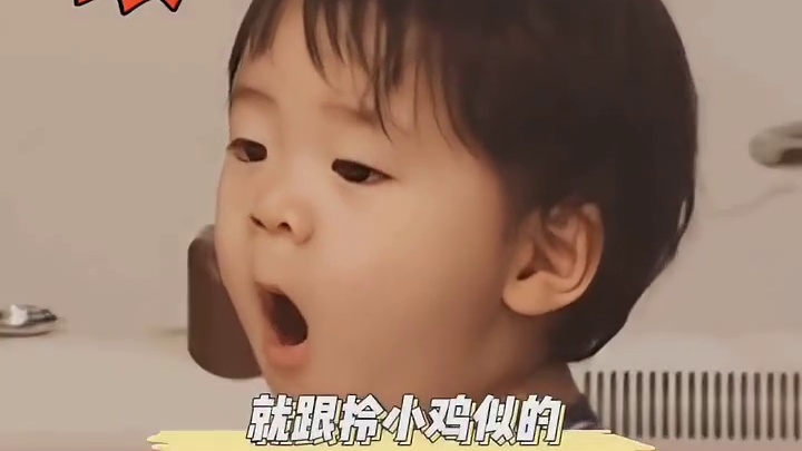 郑恺手拎邓紫棋