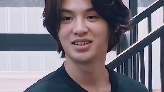 张子枫  难得化妆被围观了！