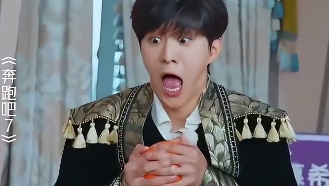 范丞丞接球接出表情包