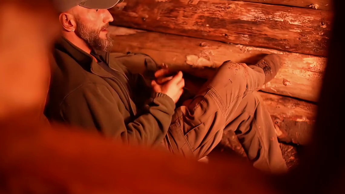 第2集：荒无人烟的野外，男人用枯木和石头给自己搭建了舒适的小屋