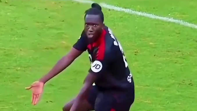 进攻球员被防守球员的鞋带缠上导致暂停#足球