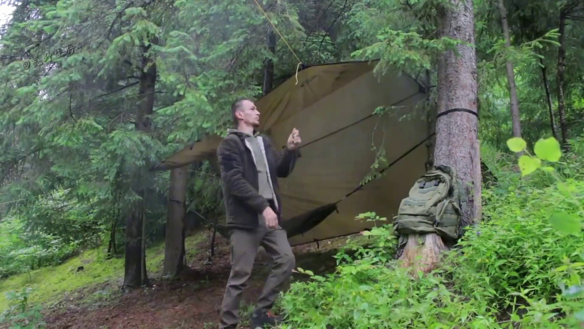 谁能想到一个普通的斜坡，竟然被男人改造成了合适居住的家！